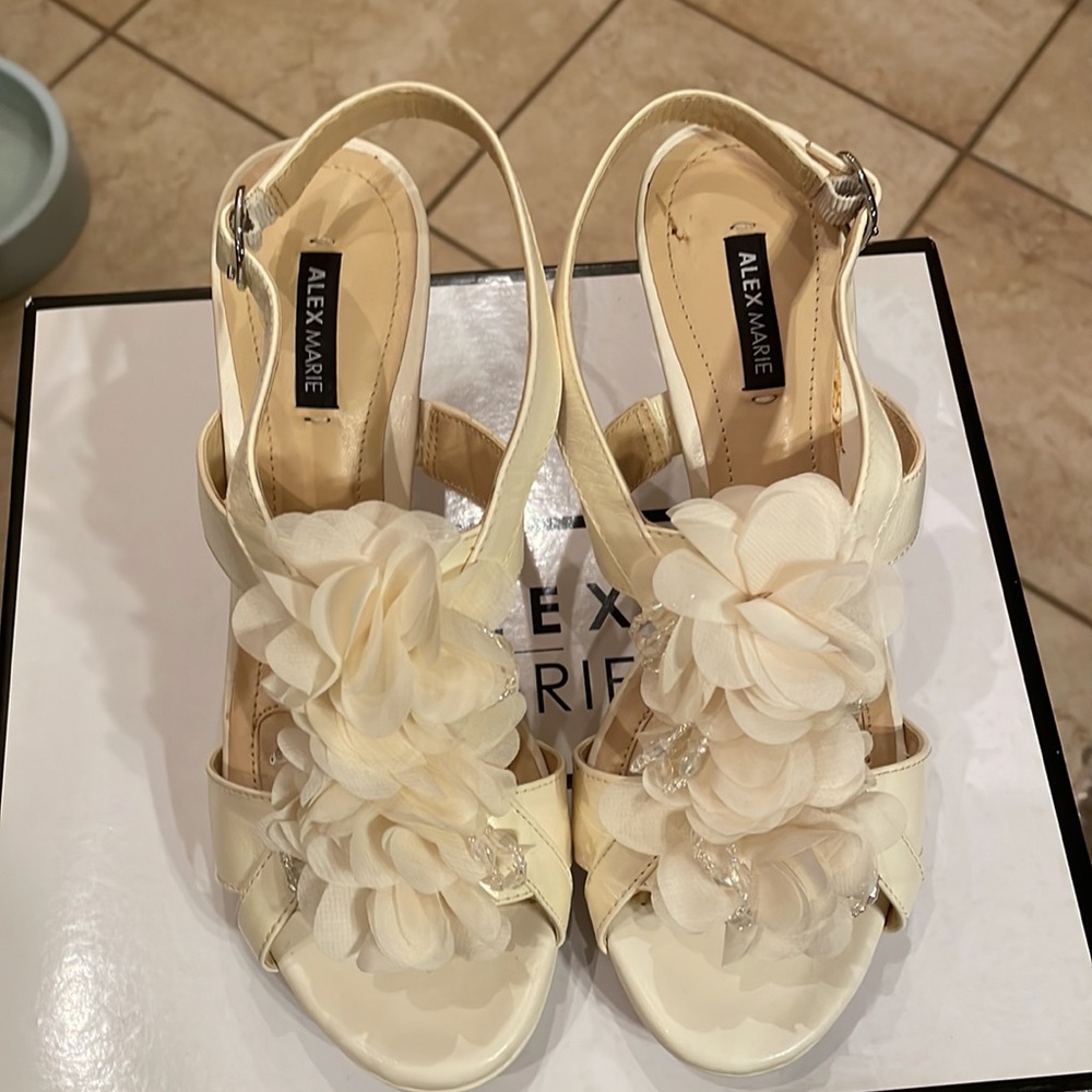 Alex & Marie BNIB Woman’s Cloud White AVA 111 Size 6M High Heel Sandals 👡